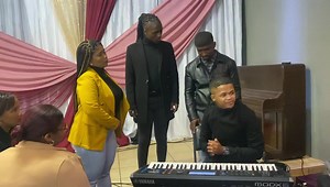 Ek het Gister die Song inie oggend diens, Middag diens en by die Concert gesing gister en wat n blessing was dit vir my siel. Inderdaad glo ek al woed die storms en die lewe druk ons, moet ons net ‘AAN HOU’ en nooit opgee nie. Mag hierdie week vir julle lieflik wees en mag Die God van abraham,isak en jakob vir julle behoud en bewaar. | Alton Zakay Music