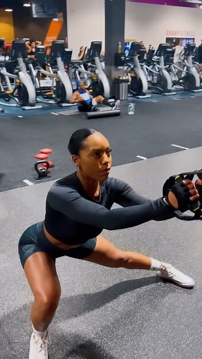 TRX leg finisher: side lunge to curtsy lunge It’s important to switch up your workouts ‼️ TRX benefits: Suitable for all levels Engages the whole body Low impact Improves cardio and strength Versatility | Remi Gurdon