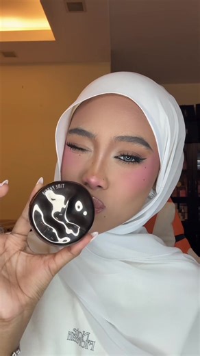 Transitionn but i dah prepare makeup tuto for you girls yang masih beginner hehe 💗💗 #transition #makeuptutorial #makeuptransformation #timephoria #beginner