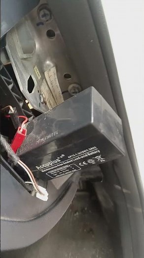 Mercedes-Benz E 350 auxiliary battery replacing