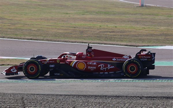 【F1】法拉利SF-24首航实拍