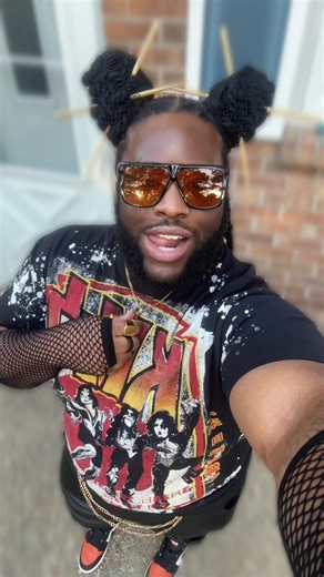 Light work 🤏🏾🖤 #Kiss #checkplease #cardib #amithedrama