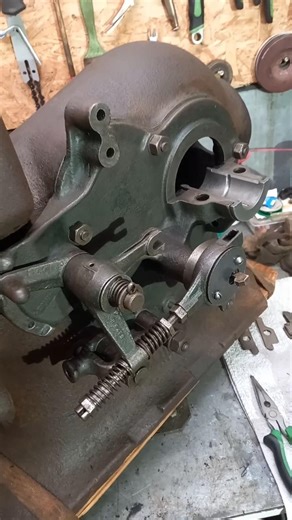 wieder ein Stück weiter mit der Restauration dieses 100 Jahre alten IHC Stationärmotors #engine