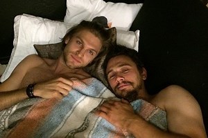 Il selfie “gay” di James Franco a letto con Keegan Allen