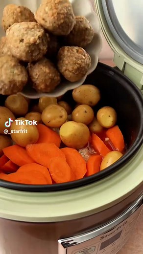 Savais-tu qu’on peut faire bien plus que du riz avec notre cuiseur à riz faible en glucides? 😏 ✅ Riz (et riz faible en glucides) ✅ Cuisson lente ✅ Soupes ✅ Vapeur ✅ …et encore plus, avec 7 fonctions préprogrammées. Ici, on l’a testé dans un ragoût de boulettes : c’était tellement bon — et surtout, prêt en un rien de temps pendant qu’on vaquait à nos occupations. 🙌 Le genre d’appareil qui te sauve les soirs pressés. Did you know you can do way more than rice with our low-carb rice cooker? 😏 ✅