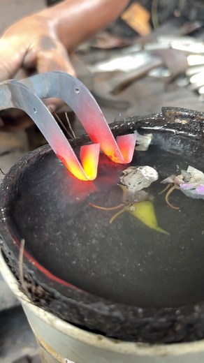 Watch how this blacksmith tempers steel using both water and oil — a traditional method to give perfect hardness and flexibility to a rubber tapping tool. A balance between fire, water, and skill. 💪🔥 #blacksmith #temperingsteel #forgingprocess #handmadetools #traditionalcraft #metalwork #globalartisan #senikerajinantangan #pandaibesi | Rizaldi