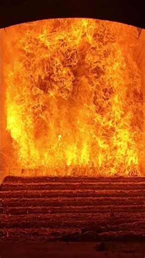 Reciprocating grate in action with wood chip fuel 💪