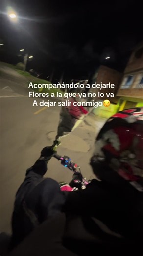 Acompañándolo a dejarle flores a la que ya no lo va a dejar salir conmigo