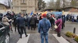 225K views · 2.7K shares | Vasile Bolea, făcut cu ou și oțet de mai mulți manifestanți, la ieșirea din sediul Curții Constituționale Sursa Video: Dumitru Ciorici/Telegram | N4 | Facebook