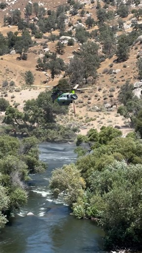 2.3K views · 10K reactions |   Rotak CH47 Chinook firefighting helicopter, Water supply in a river, California // Vidéo Repost @‌garyananian 酪 #ch47chinook #ch47chinookhelicopter #chinookhelicopter #heavylifthelicopter #helifirefighting #boeinghelicopters #helicopter #rotorcraft #helicoptero #helikopter #hubschrauber #elicottero #verticaltakeoff #rotaryaviation #helicopassion | Helicopassion | Facebook