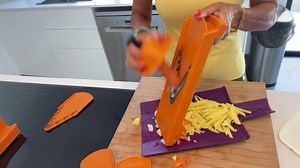 Com o V3 da Borner, corte suas frutas e legumes em segundos! Uma pequena demonstração do uso da placa de 7mm de V3. 👉Todos os nossos produtos no site oficial. https://www.borner.pt/collections/promocoes ou Ligue me : 918 703 410 | Borner Portugal