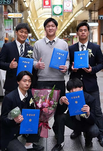 神戸の板宿商店街で卒業式を迎えた高校三年生を📸 ##ストリートスナップ #神戸 #板宿 #板宿商店街