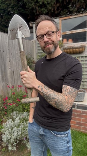 😏 Are you guilty of leaving your tools outside?? Hope you all managed to get in the garden this weekend, even for a little bit 💚 💚 If you’d like even more garden hints, tips, advice and fun then make sure to follow me now #Gardening #Comedy | Adam Kirtland - View From The Potting Bench