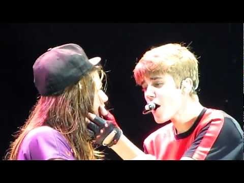 Justin Bieber - One less lonely girl (OLLG) @River Plate Stadium 12/10 HD (Desde FILA 2) LIVE