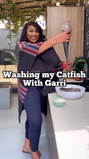 How do you wash your catfish besties? This Garri method works like magic 😮😮😮😮