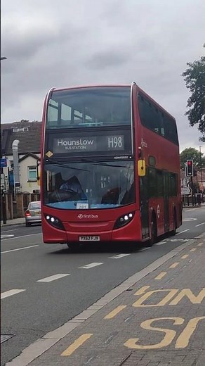Route H98 YX62 FJV ADH45032 arriving and departing Treaty Centre
