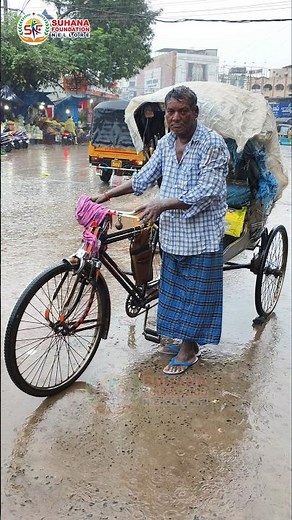 Helping video 😭 Helping Poor People in the rain | The helping hands | Poor people help video #shorts