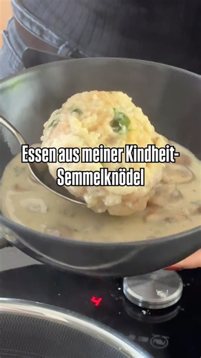 Essen aus meiner Kindheit Part 2: Semmelknödel mit Rahmchampignons 😍 Hier in Bayern ein absoluter Klassiker! Welche Gerichte aus eurer Region sind eure Favoriten? 🥰 🔸Zutaten (4 Portionen) Für die Semmelknödel: 300g alte Brötchen, Baguette oder Brezeln (ca. 1-2 Tage alt) 150ml Milch 1 TL Butter 1 Schalotte 2 Eier 2 TL Salz 1 Prise Pfeffer und Muskat 2 EL gehackte Petersilie Für die Rahmchampignons: 250g Champignons 1 Schalotte 1 Knoblauchzehe 2 TL Öl 45 g Butter 50g Mehl 500ml Gemüsebrühe 200m