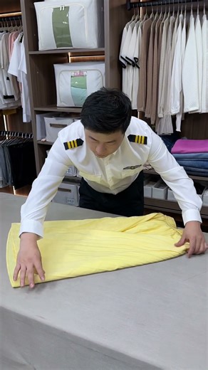 How to fold skirts so that they won't be easily messed up no matter how you hold them #Storage and