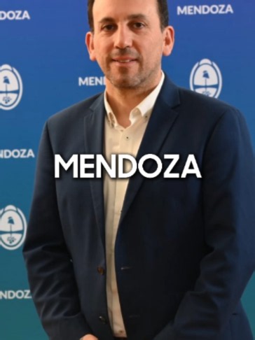 Docentes extranjeros reclaman que no los dejan ejercer en Mendoza 📚 Más de 380 docentes migrantes radicados en Mendoza llevaron un reclamo a la Legislatura por resoluciones de la DGE que comenzaron a aplicar el artículo 16 del estatuto 4934, que exige nacionalidad argentina para ejercer. ⚠️ Según advierten, muchos ya trabajan en las aulas y el problema afectaría sobre todo a suplentes que, desde febrero, podrían quedar sin posibilidad de concursar nuevos cargos. 👉 ¿La DGE debería otorgar una p