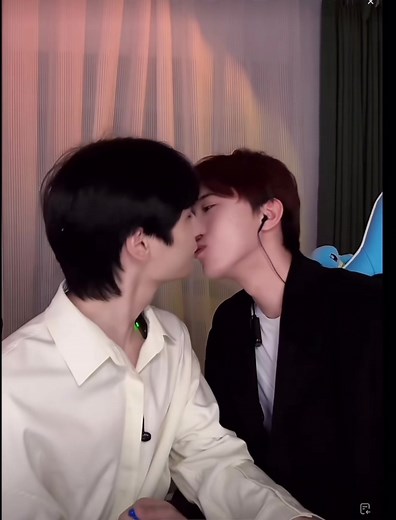 Good Night Kiss! Jielin couple live stream clip 2-12-24#jielincouple #jielincp #杰麟cp #dailylife #bllovers #fyp #lgbtqtiktok #lgbtq #funnymoments #goodnightkiss #CapCut
