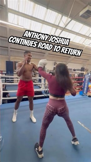 ANTHONY JOSHUA CONTINUES TO WORK AWAY WHILST HELPING THE KEEP FITTERS IN THE GYM