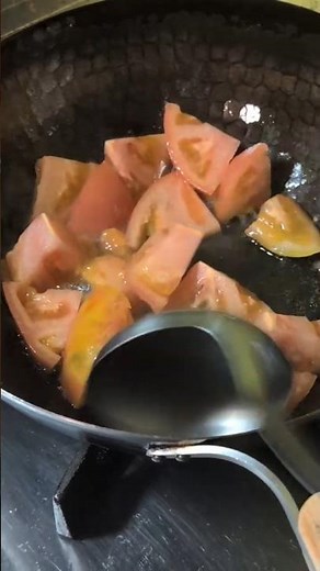 調味料濃すぎて黒いトマトとキクラゲの卵炒めになっちゃったよ#脳筋飼い主 #料理#失敗