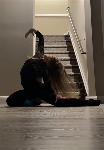 Replying to @𝓨𝓪𝓻𝓪 did it 🫶🏻 #flexibility #stretching #dance #talent #gymnastics