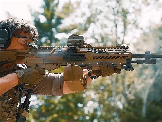 新一代美军班用机枪M250性能如何