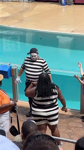 Eryka Gonzalez on Instagram: "He was so happy 😍 Tom the mime SeaWorld #seaworldmime #funny #comedy #fun #tomthemime"