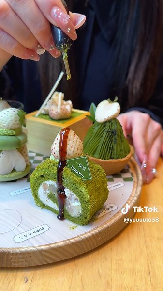 予約のとれない抹茶と白いちごのアフタヌーンティーセット🍓🍵 ㅤㅤㅤㅤㅤㅤㅤㅤㅤㅤㅤㅤㅤ 旬の国産白いちごと京都の老舗茶屋の抹茶で作るスイーツ7種をプレートにのせて提供してもらえる！ ひとつひとつのスイーツがしっかり可愛くてクオリティ高いし、ボリュームもあるし大満足すぎるアフヌンセットだった🍃 📍大阪御堂筋「FRUiT hanafru」 #大阪グルメ #大阪カフェ #梅田カフェ #アフタヌーンティー #matcha