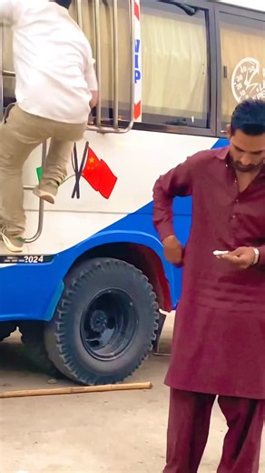 Zeo Pranks on Instagram: "#viral #publicprank #reelinstagram❤️ #comedy #funny #foryoupage #🤣👻😝🤭"