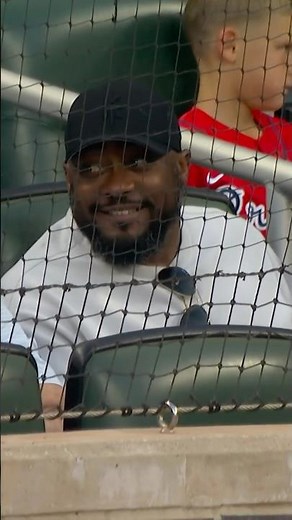 Mike Tomlin is taking in Sunday Night Baseball 👀👋