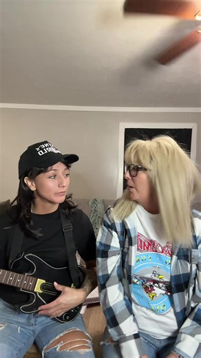 #waynesworld #halloween #halloweencostume #fyp@priscillatrujillo88