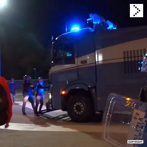 479K views · 13K reactions | Trieste, manifestanti provano a bloccare l'idrante della polizia. Intanto, l'accesso del varco 4 viene blindato dalla polizia con barriere e new jersey | Local Team | Facebook