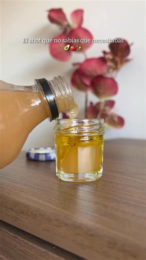 Manzato Vital | Vinagre de manzana on Instagram: "Que nada te detenga para empezar el 2026 con bienestar y energía 🙌✨ Este shot… tu cuerpo va a agradecer 👀🍎 Aceite de aguacate + vinagre de manzana, una combinación simple, poderosa y natural. Lo mejor: puedes conseguirlos en combo exclusivo solo en nuestra página web y por tiempo limitado ⌛🛒 #vinagredemanzana #acv #aceitedeaguacate #shotdebienestar #wellnessshot"
