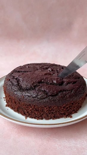 3 días, 3 meriendas saludables con frutas y verduras 🍎🫜🍐Si quieren ver el último, me dicen!🤝🏻 Torta de chocolate y remolacha 2 huevos 50 g azucar mascabo (5 cdas) 30 g aceite (4 cdas) 1 remolacha mediana cocida Procesar. Secos: 1 taza harina de avena 1/4 taza leche en polvo descremada 1/3 taza cacao amargo 1/3 taza agua caliente 1 cdita polvo para hornear Endulzante a gusto (para reforzar) Esencia de vainilla Pizca de sal Molde 15 cm, horno 180 grados, 35 min. #recetassaludables #recetasfac