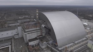 Amazing timelapse shows installment of Chernobyl-arch over crippled reactor