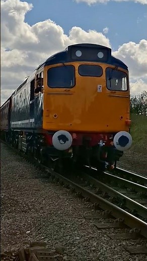 BR Class 27 056 arrives and British Railway's 78019 departs Quorn on the GCR #train #uk #gb #gcr