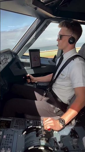 Pilot Landing Airbus A320 #cockpit