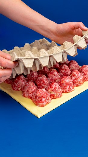 400K views · 2.8K reactions | Kimse nasıl pişirdiğinizi tahmin edemeyecek! Kıymalı hızlı meze Malzemeler milföy: 600 g kıyma: 700 g soğan: 1 adet mozzarella: 150 g karabiber: 2 g tuz: 3 g su: 40 ml yumurta: 1 adet yumurta: 2 adet sarımsak: 10 g kırmızı acı biber: 1 adet zeytin yağı : 40 ml limon: 1 adet Bunlara ek olarak hardal: 20 g tuz: 3 g karabiber: 2 g | Lezzetli.TV | Facebook