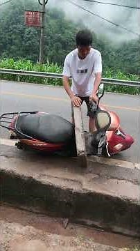 A woman carrying firewood fell into a ditch