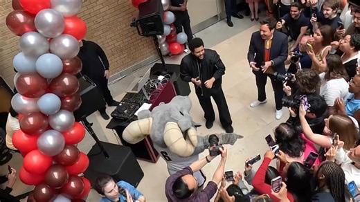 The Weeknd & Jimmy Fallonirrumpen en una fiesta de graduación universitaria en Fordham para una actuación sorpresa de “Blinding Lights” y “I Can't Feel My Face”. | The Weeknd XO Latam Fans