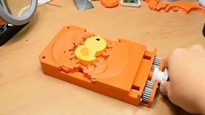 Fractal Vise Holds Odd-Shaped Objects Tight