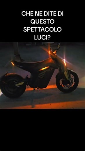 Incredibile a voi piacerebbe avere una moto così che fa lo spettacolo luci?