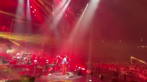 常田大希 - Daiki Tsuneta on Instagram: "1人部屋に引き籠って作った曲なのに、そこに仲間が三人も乗っかってきてくれて、さらに何十万もの人々がその曲に共鳴して大合唱してくれるんだぜ。こんな夢みたいな仕事無いだろ。あんたらもバンドやりなよ。"