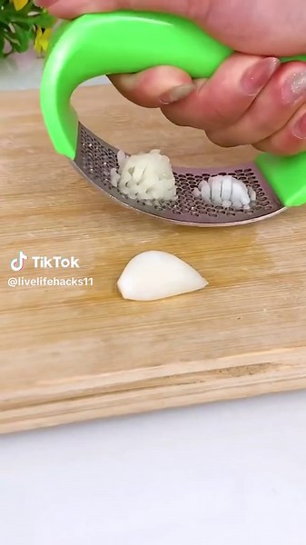 Easy Garlic Press: Crush Garlic Effortlessly