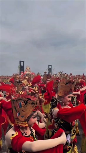 WISATA JATIM on Instagram: "Tradisi Gandrung Sewu adalah sebuah festival tari kolosal yang diadakan setiap tahun di Banyuwangi, Jawa Timur, menampilkan ribuan penari yang melakukan tarian Gandrung secara serentak. Selain menjadi pertunjukan visual yang memukau, festival ini berfungsi sebagai upaya untuk melestarikan, memperkenalkan, dan mempromosikan kebudayaan serta identitas masyarakat Banyuwangi kepada publik luas, baik lokal maupun mancanegara. . . Vt/ java_culture"