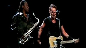 "Growin' Up" Canción escrita en 1971 por Springsteen y lanzada en su álbum de 1973 Greetings From Asbury Park, NJ.Incluida posteriormente en el álbum recopilatorio The Essential Bruce Springsteen (edición 2015).Este tema se convirtió en un favorito en vivo en los años 70 y 80, a menudo,incluyendo una larga historia hablada sobre la juventud de Springsteen y sus problemas con su padre.Una versión en guitarra acústica en solitario grabada durante la audición de Springsteen en 1972 para CBS Records