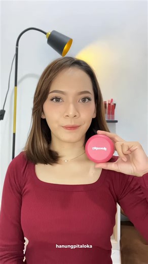 Amih | Beauty Creator 🌙 on Instagram: "review cushion lg! yg ini bener2 harga pelajar tp coveragenya mantep bgt. minim oksidasi. finishnya velvet to matte gt nyaman bgt! biasanya tiap pake cushion aku masih butuh setting powder krn ga suka kalo glowy gt kadang suka agak lengket (?) tp pake cushion ini bener2 ga ku pakein setting powder lg! minusnya cmn pilihan shadenya kurang banyak. aku pake shade maple krn sesuai skintone tp ternyata masih sedikit gelap. tp tetep suka sih 😫🤍 #cushion #glows